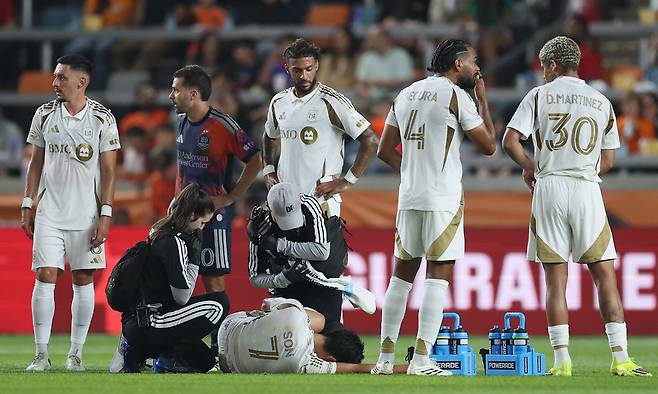 로스앤젤레스(LA)FC 손흥민이 1일 미국 텍사스주 휴스턴의 쉘 에너지 스타디움에서 열린 2026 미국 프로축구 메이저리그사커(MLS) 2라운드 경기 중 상대에 태클을 당해 쓰러져 있다. AFP연합뉴스