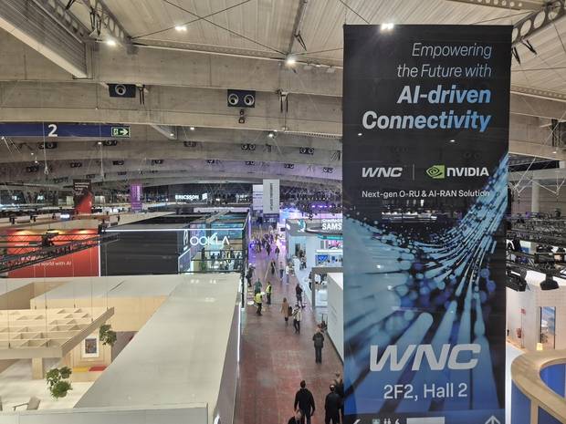 2일(현지시간) MWC 2026 개최 장소인 스페인 바르셀로나 소재 ‘피라 그란 비아’에 ‘엔비디아가 AI 주도의 연결성을 이끈다’는 내용의 현수막이 걸려 있다. 바르셀로나=김기혁기자