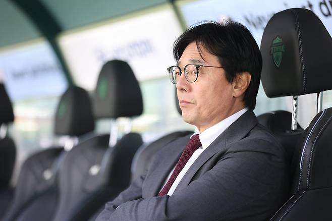 황선홍 대전하나시티즌 감독이 2일 대전월드컵경기장서 열린 안양과 K리그1 홈 개막전을 지켜보며 작전을 구상하고 있다. 사진제공|한국프로축구연맹