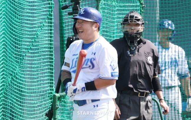 삼성 라이온즈가 22일 일본 오키나와 온나손 아카마 구장에서 스프링 캠프를 진행했다. 최형우가 복귀 후 첫 라이브 배팅에서 안타를 날리고 관계자들이 박수를 치자 활짝 웃고 있다. /사진=김진경 대기자