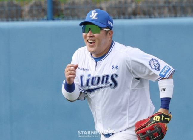 삼성 라이온즈가 22일 일본 오키나와 온나손 아카마 구장에서 스프링 캠프를 진행했다. 최형우가 외야 수비 훈련을 하고 있다. /사진=김진경 대기자