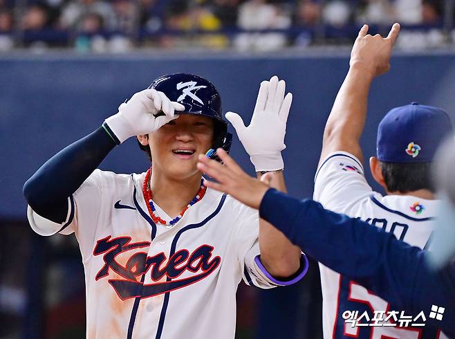 2026 WBC 한국 야구대표팀 내야수 김도영이 대회 공식 평가전 한신 타이거스와 맞대결에 리드오프 3루수로 선발 출전해 1회 전력 질주 내야 안타와 5회 초대형 동점 솔로 홈런으로 맹활약했다. 김도영은 지난해 세 차례 햄스트링 부상으로 겪은 어려움을 극복하고 대표팀에서 날카로운 타격감을 회복했다. 오사카, 김한준 기자