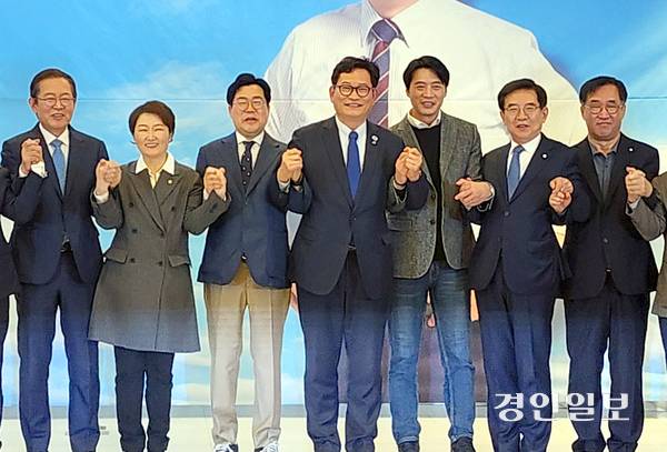 송영길 전 더불어민주당 대표가 ‘진실은 가둘 수 없다’ 출간을 기념한 북 콘서트를 3일 오후 5시 계양구 카리스호텔에서 열었다. 콘서트 무대에서 기념촬영을 함께한 송 전 대표와 더불어민주당 현역 국회의원 등 주요 내빈. 2026.3.3 /김성호기자 ksh96@kyeongin.com