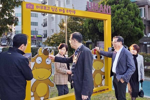 우만1동 주민들이 우리동네 자치계획을 수립하기 위해 현장 조사를 진행하고 있다.
