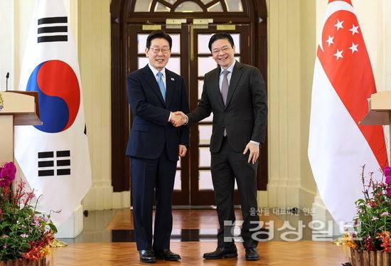 ▲ 이재명 대통령과 로렌스 웡 싱가포르 총리가 2일 싱가포르 외교부 청사에서 정상회담 후 공동언론발표를 마친 뒤 악수하고 있다. 연합뉴스