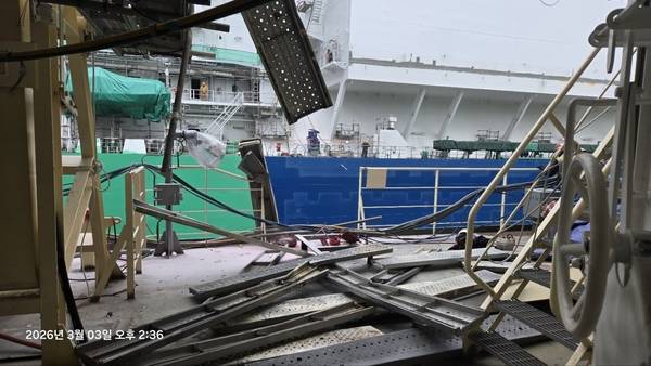 3일 오후 한화오션 거제조선소에서 54m고공에서 운반 중이던 발판 자재 80여 개가 떨어져 노동자 3명이 다치는 사고가 발생했다. 사진은 낙하한 자재. /독자