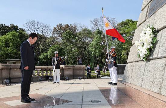 필리핀을 국빈방문한 이재명 대통령이 3일 마닐라 리잘 기념비에 헌화 후 묵념하고 있다. 호세 리잘은 필리핀의 국부로 추앙받는 독립운동가이다. 연합뉴스