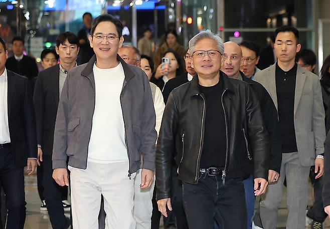 이재용 삼성전자 회장과 젠슨 황 엔비디아 최고경영자(CEO)가 2025년 10월 30일 오후 서울 강남구 코엑스에서 열리는 엔비디아 그래픽카드(GPU) '지포스'의 한국 출시 25주년 행사에 참석하기 위해 이동하고 있다. / 뉴스1