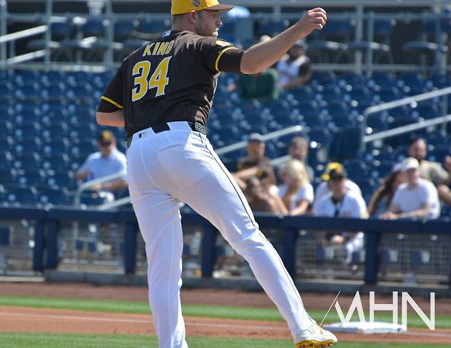 (킹이 3일 경기에서 공을 던진 후 자신의 투구를 바라보고 있다)