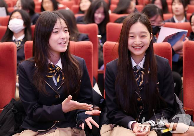 2026 밀라노·코르티나 동계올림픽 스노보드 여자 하프파이프에서 금메달을 차지한 최가온(왼쪽)과 피겨스케이팅 신지아가 3일 서울 서초구 반포동 세화여자고등학교에서 열린 특별장학금 수여식에 참석해 대화하고 있다. 2026.3.3 ⓒ 뉴스1 김성진 기자