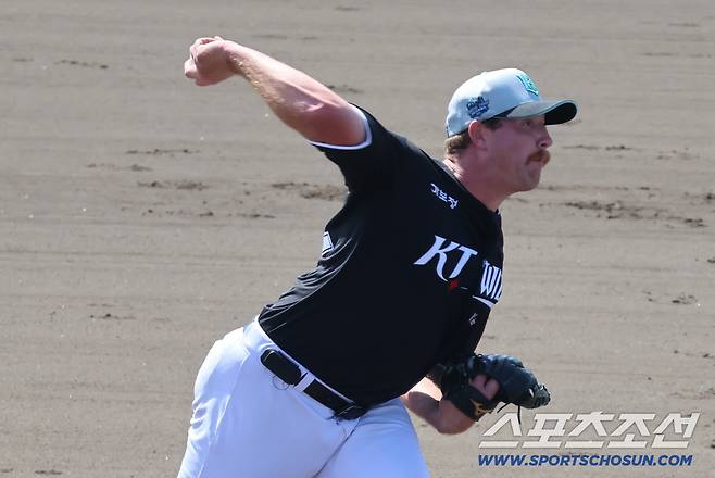 KT 위즈 맷 사우어가 2일 한화전서 선발등판해 역투하고 있다. 사진제공=KT 위즈