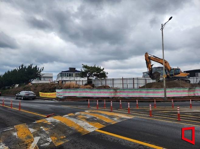 제주시 이호동 375번지 일대 건축 공사 현장. 마을 측이 '해안사구 훼손'을 주장하며 내건 반대 현수막이 걸려 있는 가운데,마을회에서 공사 중지 민원을 제기해 허가 받은 공사 진행에 차질을 빚고 있다. 박창원 기자.