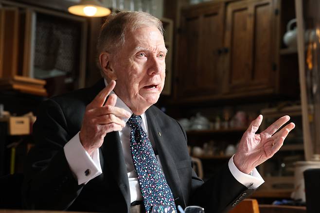 2일 오전 서울 여의도에서 마이클 커비 전 유엔 북한인권조사위원회(COI) 위원장이 북한 인권에 관해 이야기하고 있다. /박성원 기자