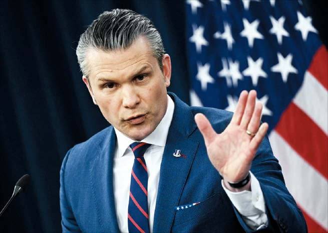 피트 헤그세스 미국 국방장관이 2일 오전 버지니아주 국방부 청사에서 열린 기자회견에서 대이란 군사 작전 경과를 설명하고 있다./ AFP 연합뉴스