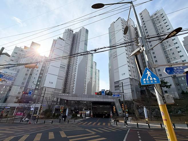 서울시 성북구 길음동 '래미안길음센터피스'. 이 아파트 단지 후문과 영훈초·중·고가 횡단보도를 사이에 두고 맞닿아 있다. /김보연 기자