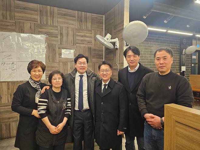 지난 2일 오후 인천 계양구에 위치한 한 식당에서 김남준 전 청와대 대변인, 한준호·박찬대 더불어민주당 의원이 만나 식사 후 기념 사진을 촬영하고 있다./한준호 의원실