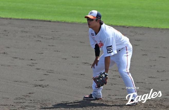 2일 일본 오키나와 고친다 구장에서 열린 한화 이글스와 KT 위즈와의 연습경기에서 한화 강백호가 수비하고 있다. 한화 이글스 제공