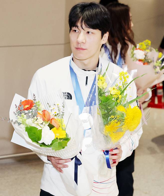 2026 밀라노-코르티나 동계올림픽 쇼트트랙 황대헌이 24일 오후 인천국제공항 제2여객터미널로 귀국, 꽃다발을 받고 있다. 2026.02.24. 인천공항=뉴시스