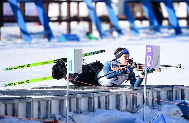 2026 밀라노·코르티나 동계패럴림픽에서 첫 메달에 도전하는 노르딕스키 국가대표 김윤지가 바이애슬론 훈련에서 사격을 준비하고 있다. 대한장애인체육회 제공