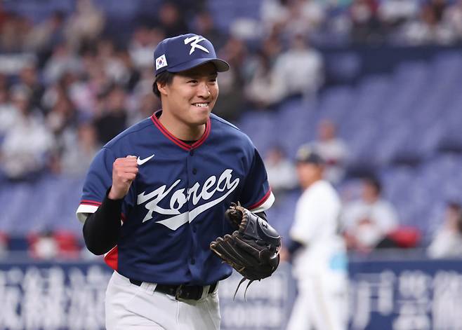 <yonhap photo-4621="">3일 일본 오사카 교세라돔에서 열린 월드베이스볼클래식(WBC) 평가전 한국 대표팀과 일본 프로야구 오릭스 버팔로스와의 경기. 8회말을 무실점으로 마친 한국 예비투수 이시이 고키가 주먹을 불끈 쥐고 더그아웃으로 향하고 있다. <저작권자 ⓒ 1980~2026 ㈜연합뉴스. 무단 전재 재배포 금지, AI 학습 및 활용 금지></yonhap>
