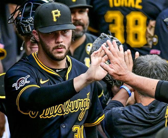 <yonhap photo-3199=""> Pittsburgh Pirates pitcher Paul Skenes (30) greets his teammates in the dugout before the start of the game against the Chicago Cubs at PNC Park on Tuesday, September 16, 2025 in Pittsburgh. Photo by Archie Carpenter/UPI/2025-09-17 10:47:42/ <저작권자 ⓒ 1980~2025 ㈜연합뉴스. 무단 전재 재배포 금지, AI 학습 및 활용 금지></yonhap>