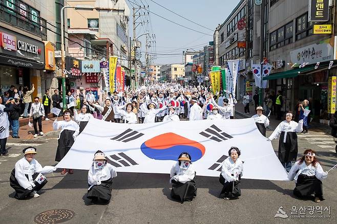 울산에선 '3·1만세운동'이 4월이다. 독립을 염원했던 그날을 재현하는 기념행사가 매년 세 차례 4월에 열리기 때문이다. 올해도 4월 초 울산 울주군 언양읍, 중구 병영동, 울주군 온양읍 남창리에서 각각 울산의 3.1만세운동 재현행사가 개최된다. 독립운동에 헌신한 순국선열을 기리는 묵념, 당시 만세운동을 재현하는 연극 공연, 시민들이 태극기를 흔들며 대한독립만세를 외치는 시가 행진 등이 이어진다. 사진 울산시