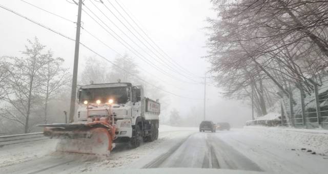 ▲ 2일 대설특보 속에 폭설이 내린 강원 평창군 대관령에서 제설차가 눈을 치우느라 바쁜 모습이다. 김학주 객원기자