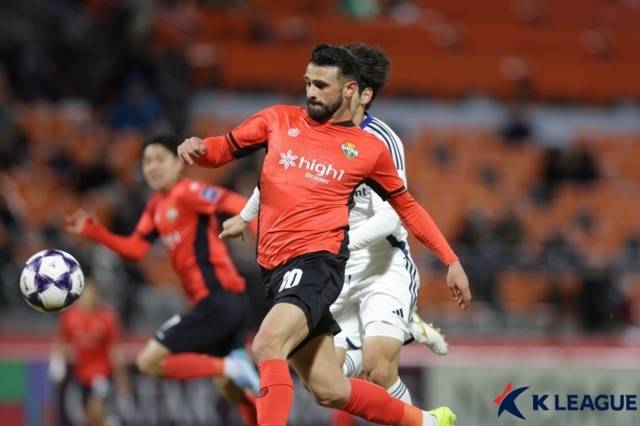 ▲ 강원FC 아부달라가 3일 춘천송암스포츠타운주경기장에서 열린 FC 마치다 젤비아와 2025-2026 AFC 챔피언스리그 엘리트 16강 1차전에서 슈팅을 시도하고 있다. 한국프로축구연맹 제공