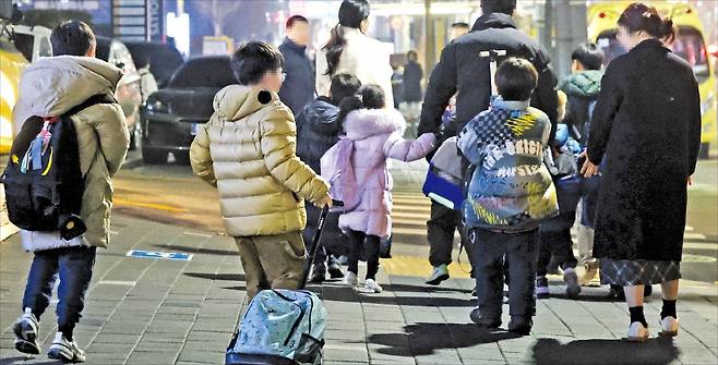 지난 5일 저녁 서울 대치동의 한 영어학원에서 초등학생들이 캐리어를 끌고 하원하고 있다. 이솔 기자