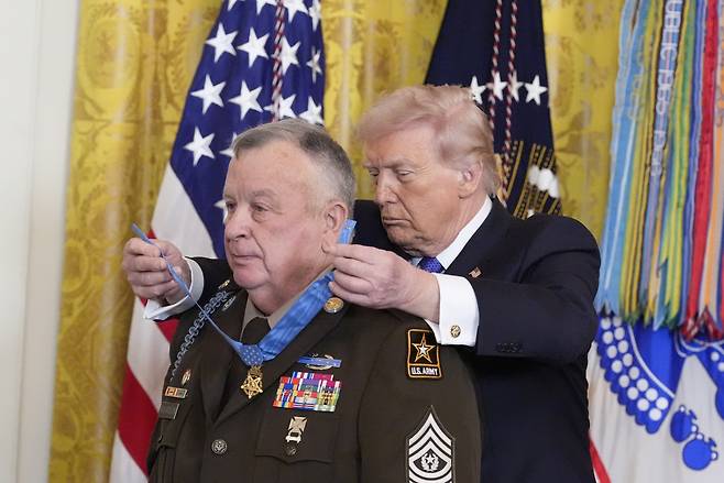 공격 시작 후 첫 공개 석상은 명예훈장 수여식 도널드 트럼프 미국 대통령이 2일(현지시간) 워싱턴 백악관에서 미 육군 주임원사 테리 P 리처드슨에게 명예훈장을 수여하고 있다. AP연합뉴스