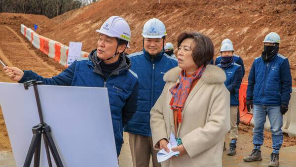 3일 과천시가 과천지식정보타운 내 주요 공사 현장을 찾아 녹지 공간과 학교 부지에 대한 공사일정과 안전 상태를 점검한 모습. 과천시 제공