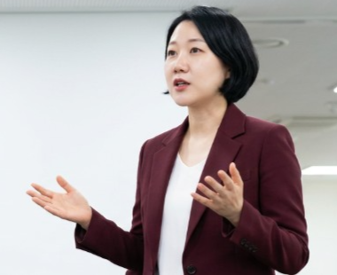 최안나 글로벌 비즈니스 코치가 최근 출간한 저서 ‘팀장의 대화력’에 대해 설명하고 있다.