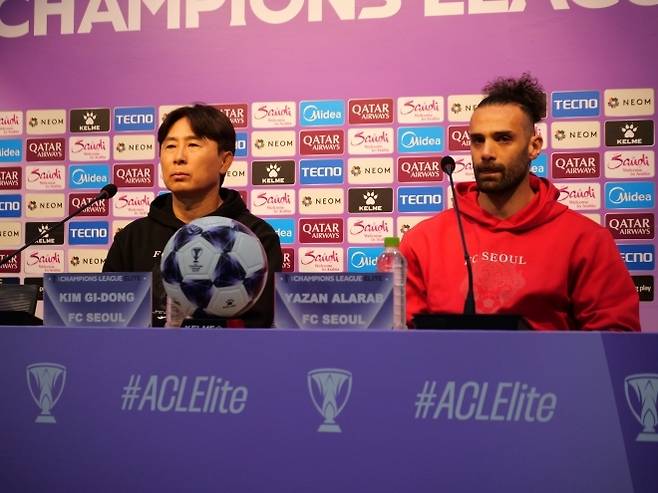 FC 서울 김기동 감독과 기자회견에 참석한 야잔(사진 오른쪽). 사진=FC 서울