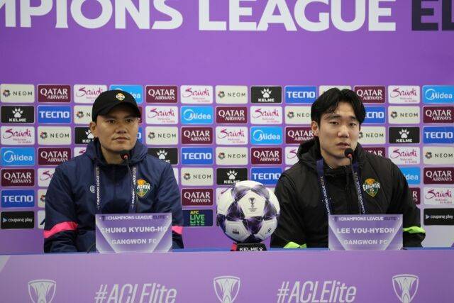 정경호 감독(왼쪽)과 이유현./강원FC