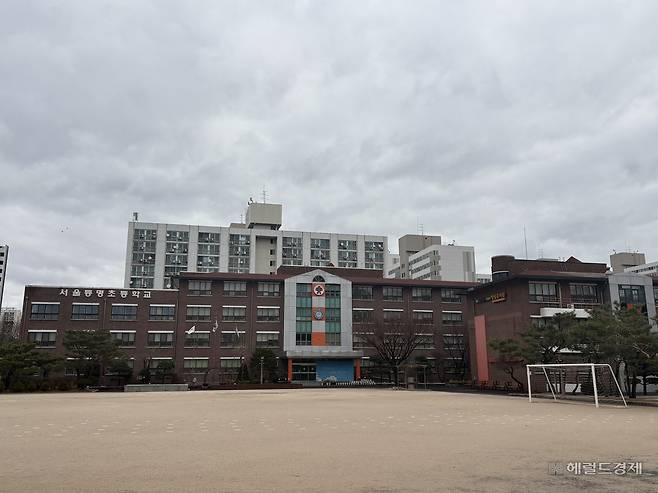 3일 오전 등명초등학교 운동장. 학생들이 없이 휑한 모습이다. 정주원 기자