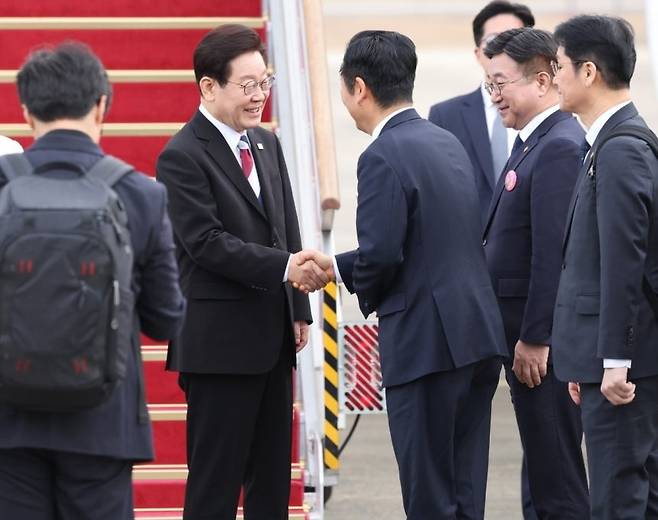 싱가포르와 필리핀을 국빈방문하는 이재명 대통령이 1일 성남 서울공항에서 환송 나온 더불어민주당 정청래 대표와 인사하고 있다. 연합뉴스
