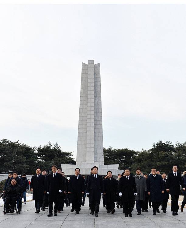 2017년 1월 31일 이재명 당시 성남시장이 서울 동작구 국립서울현충원을 찾아 현충탑에 참배한 뒤 고 김대중·김영삼 전 대통령의 묘소로 이동하고 있다. 뉴스1