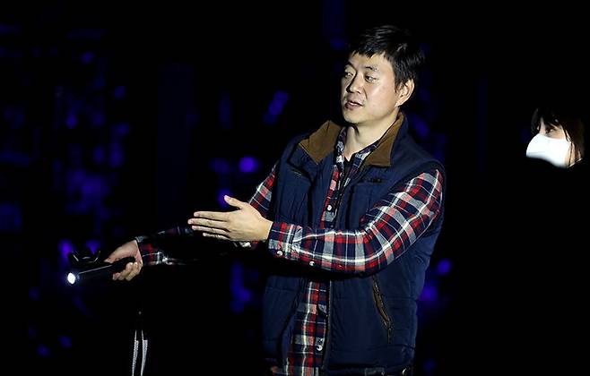 2020년 10월 22일 ‘2020 파라다이스 아트랩 페스티벌’ 개막을 하루 앞두고 인천시 영종도 파라다이스 시티에서 문재인 당시 대통령의 아들 문준용 작가가 자신의 작품을 설명하고 있다. 뉴스1