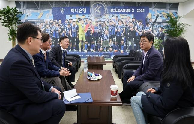 최휘영(오른쪽) 장관이 프로축구 관계자들과 의견을 나누고 있다. /사진=문체부