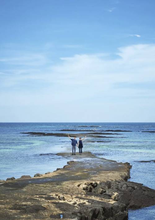 떠오르길은 간조시간 때마다 초록 카펫의 바닷길이 열려서 김녕 바닷속으로 걸어가는 듯 멋진 인생샷을 남길 수 있는 환상적인 사진 명소이다. 따로 주소가 등록되어있지 않아 봉지동복지회관(제주시 구좌읍 김녕로1길 51-3)으로 검색하여 찾아가면 된다.