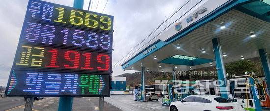 ▲ 이란 사태로 국제 유가가 급등하면서 국내 휘발유 평균 가격이 오름세를 유지하는 가운데 3일 울산지역 한 주유소에서 운전자들이 주유를 하고 있다. 김동수기자