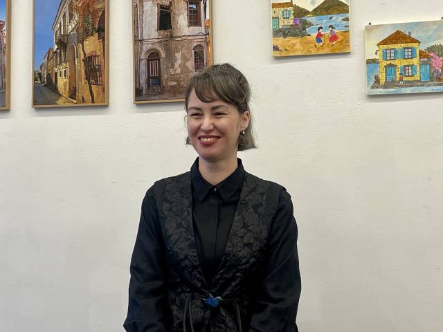 한데 아탄 작가가 전시장에서 활짝 웃고 있다. 이연정 기자