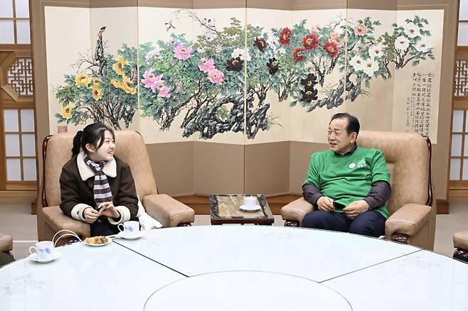 문경시 홍보대사 윤윤서는 3일 문경시청을 방문해 신현국 문경시장을 만나 미스트롯4 경연 과정에서 보내준 문경시민들의 응원에 대해 깊은 감사의 마음을 전했다. /문경시 제공