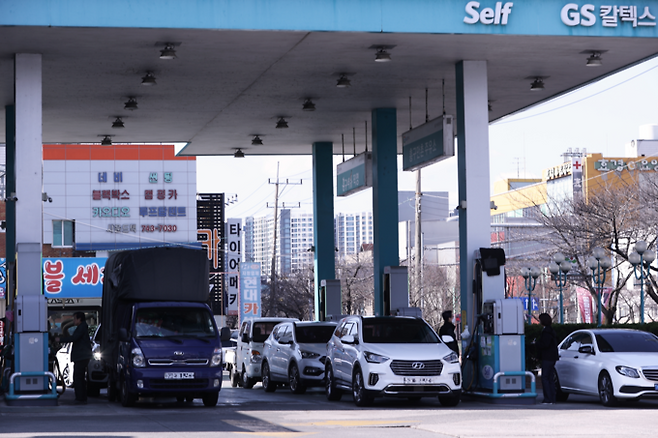 ▲ 4일 대구 수성구 한 주유소에 기름을 넣으려는 차량들로 가득하다. 이란 전쟁 발발 여파로 국제 유가가 급등하면서 상대적으로 저렴한 주유소에 시민들의 발길이 몰리고 있다. 권남인 기자 kni@kyongbuk.com