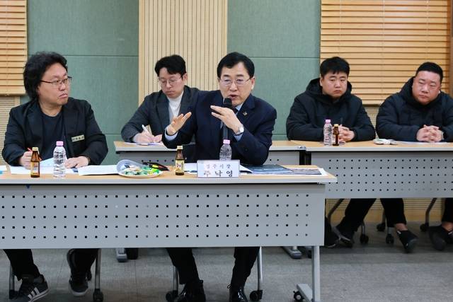 주낙영 경주시장(가운데)이 노후된 외동산업단지를 문화선도산업단지로 조성할 계획을 브리핑하고 dlT다. 경주시 제공