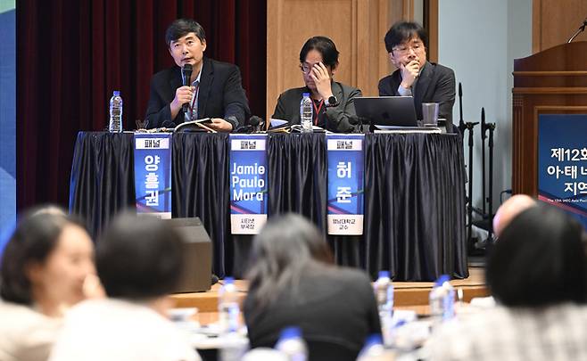 26일 오후 대구 달서구 계명대학교 의양관에서 열린 제12회 국제교육연합 (IAEC)아시아·태평양 네트워크 지역회의에서 패널들이 원탁회의를 진행하고 있다(왼쪽부터 대구대학교양흥권 학장(글로컬라이프대학), 씨티넷 파울로 모르나 부국장, 영남대학교 허준 교수(교육학과)). 이윤호기자 yoonhohi@yeongnam.com