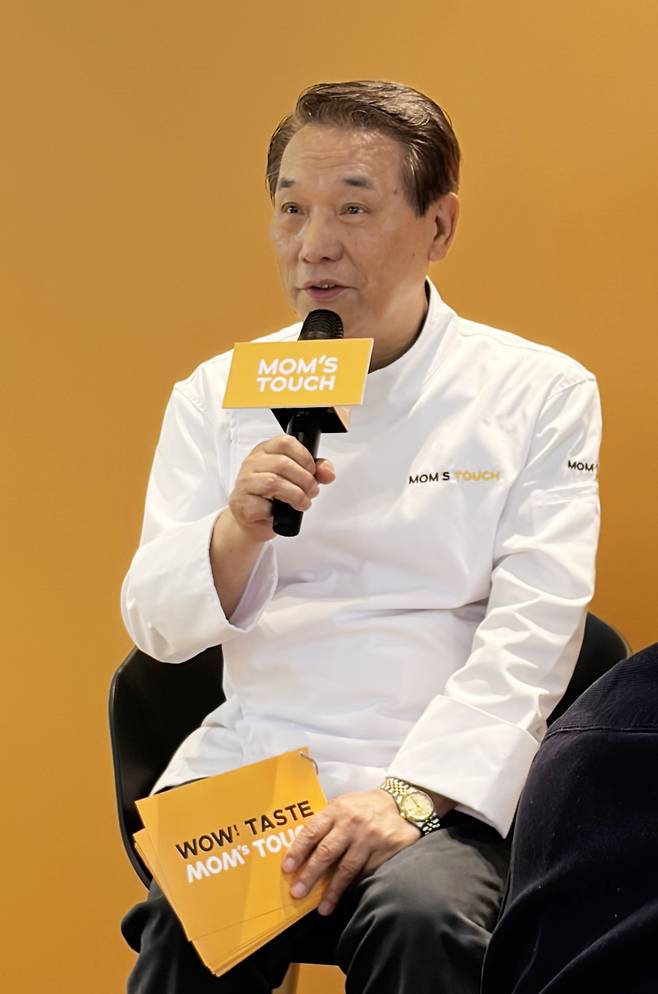 3일 서울 맘스터치 중구 맘스터치 R&D센터에서 열린 '후덕죽 셰프 컬렉션' 시식회 행사에서 인사말을 하고 있는 후덕죽 셰프(사진=황민주 기자 minchu@)