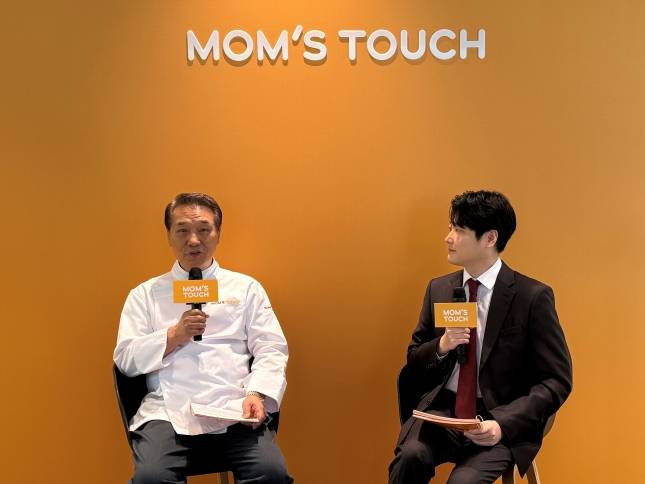 후덕죽 셰프가 3일 서울 중구 맘스터치 R&D센터에서 후덕죽 셰프 컬렉션에 대해 소개하고 있다./사진=윤서영 기자 sy@