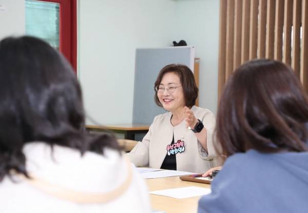 박희영 용산구청장이 지난해 10월 성심여고에서 열린 '구청장과 함께하는 학부모 간담회'에서 참석자들과 소통하고 있다. ⓒ용산구