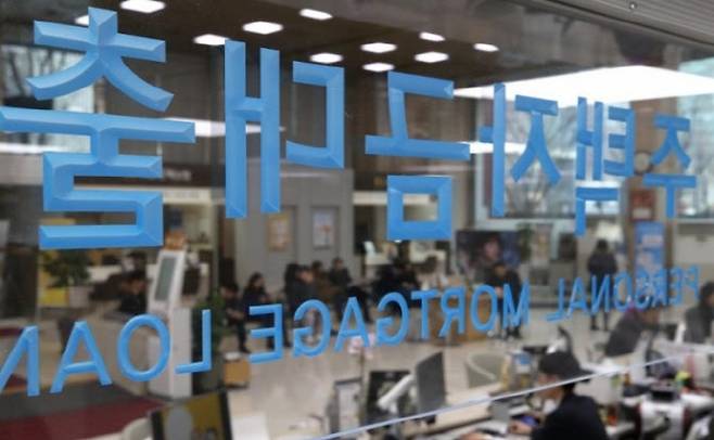 임대사업자 등 다주택자를 대상으로 대출 만기 연장을 제한하는 방안이 검토되면서 은행권이 혼선이 감지되고 있다.(사진=연합뉴스)
